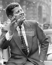 SENATOR JOHN F. KENNEDY CAMPAIGNING IN NYC OCTOBER, 1960 - 8X10 PHOTO (BT784) picture