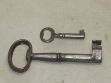 2 antique skeleton keys round hollow large barrel & small key picture