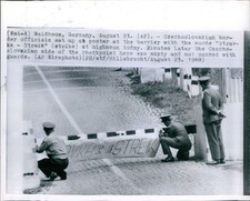 1968 Waidhaus Germany Czech Border Officials Streik Sign Barrier Wirephoto 8x10 picture