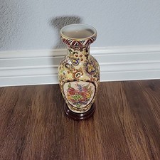 Vtg Chinese Satsuma Style Hand Painted Gold Moriage Porcelain Vase 8” wood base picture