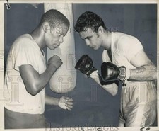 1969 Press Photo Johnny Brooks squaring-off with Jerry Pellegrini- Boxing picture