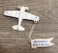 VINTAGE WWII USAAF REMEMBER PEARL HARBOR PLASTIC CHAIN WAR PLANE SWEETHEART PIN picture