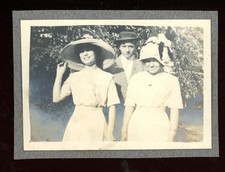 Antique Photo PRETTY EDWARDIAN WOMEN IN OVERSIZED HATS EDWARDIAN FASHION 02 picture