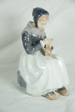 VINTAGE 1966 ROYAL COPENHAGEN FIGURINE 'WOMAN KNITTING' L.BENTER #1317 9