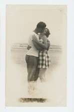 Vintage Photo Stolen Moment Voyer Vignette Lovers Kiss Sandy Shore Beach 1950s picture