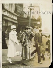 1926 Press Photo Mrs. Calvin Coolidge and son with Christmas shoppers in D.C. picture