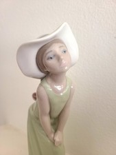 Lladro Curious Girl with Straw Hat (Vintage) #5009 picture