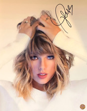 TAYLOR SWIFT Hand-Signed 8x10
