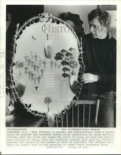 1978 Press Photo New York-Brad Tiffany holds Treaty he granted Onondaga Indians picture