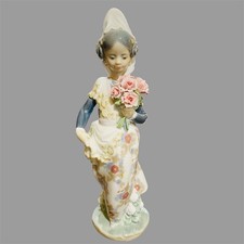 Lladro VALENCIAN GIRL WITH FLOWERS #1304 (Missing Flower) picture