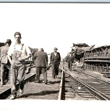 Vtg c1910s Train Wreck Derailment Disaster Real Photo Snapshot Railroad Railway picture