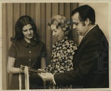 1971 Press Photo Mercy Hospital Auxiliary's Mrs. Michael Simpson & her children picture