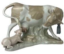 Lladro cow with suckling pig #4640 read see picture
