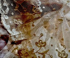 CHARMING DELICATE SHEEREST AIRY ANTIQUE FRENCH CHANTILLY LACE TRIM FLOUNCE picture