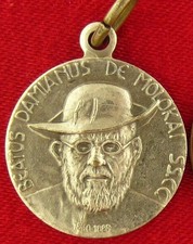 Vintage FATHER DAMIEN Medal BLESSED SAINT SERVANT HUMANITY 1994 MOLOKAI Leprosy picture