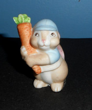 Vintage WILLITTS Figurine - Bunny Rabbit with a Carrot - No. 5712 - 1985 picture