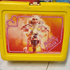 Miss Piggy Vintage Yellow Plastic Lunchbox picture