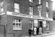 bcq-54 The Rose & Crown Inn, Northampton Brewery Co, Northamptonshire. Photo picture
