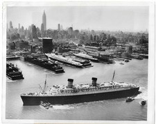 SS UNITED STATES Ready For Maiden Voyage 6/30/52 Vintage Press Photo NY Dock 7x9 picture