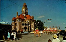 Decatur TX postcard WISE COUNTY COURTHOUSE RODEO PARADE WITH HORSES o/10 AZ7455 picture