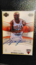 CARD BASKETBALL SIGNED COPY MICHAEL JORDAN CHICAGO BULLS behind the card is magnet picture