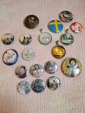 6 Frida Kahlo Art Buttons And 3 Necklace Pendants And 9 Other Buttons picture