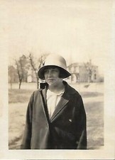 SMALL FOUND PHOTO Original BLACK AND WHITE Portrait A WOMEN FROM BEFORE 21 58 H picture