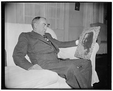 Photo:Wm. B. Bankhead 1930s Portrait Man Holding Framed Photo picture