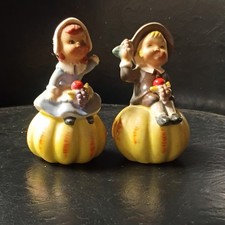 Vintage Norcrest Pilgrims Autumn Thanksgiving Salt and Pepper Rare. please read picture