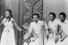 GLADYS KNIGHT AND THE PIPS SINGING ON TV SHOW 24x36 inch Poster picture