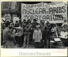 1979 Press Photo Demonstrators outside Federal Building for rally, Milwaukee picture