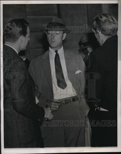 1938 Press Photo J.A. Appleton talks to reporters during rail strike in New York picture