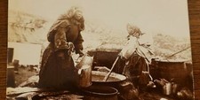 ESKIMO EARLY 20TH CENTURY VINTAGE ORIGINAL PHOTO FANTASTIC COOKING CANDID picture