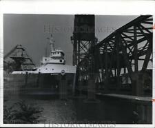 1979 Press Photo Alcoway Ship moored at mouth of Cuyahoga river unloading slay picture