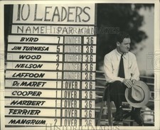 1943 Press Photo Scorer Watches Play in the Victory National Golf Tournament picture